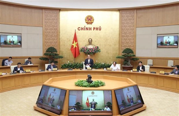 Prime Minister Nguyen Xuan Phuc speaks at the meeting.