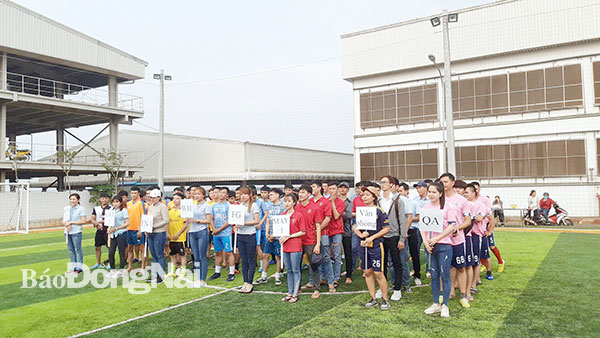 Công nhân Công ty TNHH NYG Việt Nam (Khu công nghiệp Long Khánh) tham gia giải bóng đá tại buổi lễ khánh thành sân bóng đá mini tại công ty. Ảnh: L.Mai