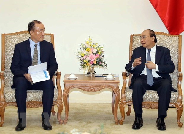 Prime Minister Nguyen Xuan Phuc (R) and WHO Representative in Vietnam Kidong Park.