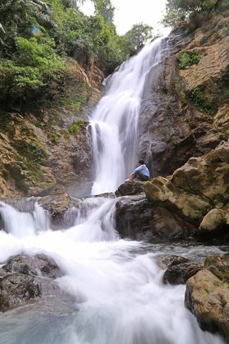 The waterfall is located in Trang Ta Puong Village, Huong Hoa District, 120 km from Dong Ha Town of Quang Tri Province. It lies west of the mighty Truong Son mountain range.