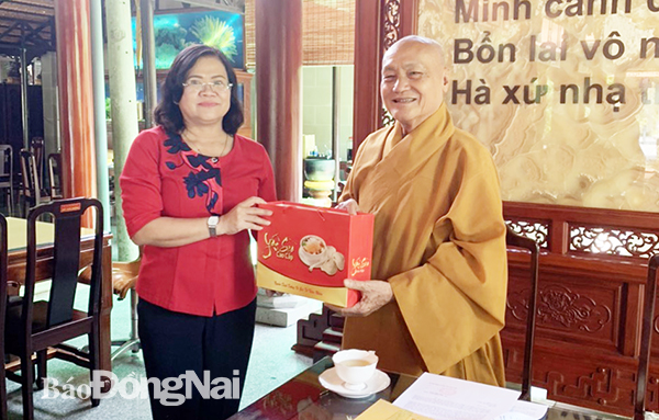 Phó chủ tịch UBND tỉnh Nguyễn Hòa Hiệp thăm và tặng quà Hòa thượng Trưởng ban Trị sự Giáo hội Phật giáo tỉnh
