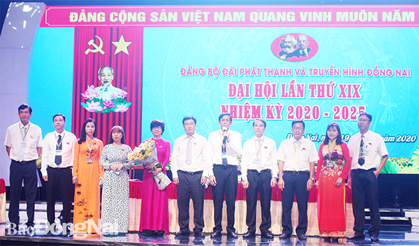 Ban chấp hành Đảng bộ Đài PT-TH Đồng Nai nhiệm kỳ 2020-2025 ra mắt đại hội. Ảnh: Hồ Thảo