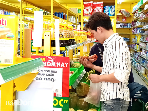 Người tiêu dùng mua sắm tại cửa hàng Bách hóa Xanh trên địa bàn TP.Biên Hòa. Ảnh: B.Mai