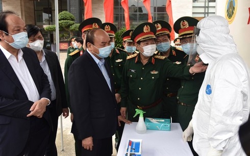 Visiting the Military Medical Department, PM Nguyen Xuan Phuc encourages military doctors to put forwards more coronavirus prevention initiatives 