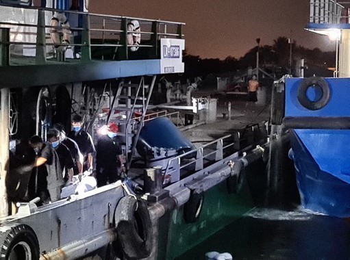 The oil tanker is towed into the ICD Port of Biên Hòa 1 Industrial Park, Biên Hòa City, after the fire. — VNA/VNS Photo