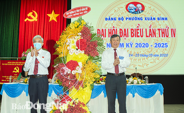 Đồng chí Hồ Thanh Sơn, Phó bí thư Thường trực Tỉnh ủy tặng lẵng hoa chúc mừng đại hội Đảng bộ P.Xuân Bình
