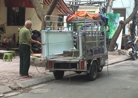 An elderly man works as a transporter in Hà Nội during the COVID-19 pandemic. People, especially those over 60, are advised to stay at home for their safety