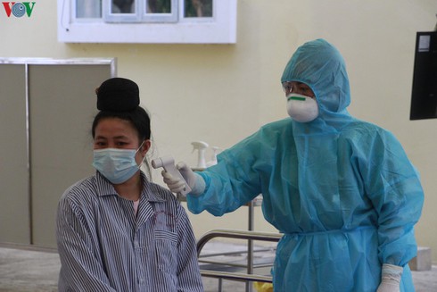Checking the patient's temperature to early detect any posible flu-like symptoms