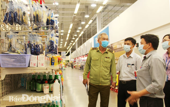 Đoàn công tác của Cục Quản lý thị trường Đồng Nai và Thanh tra Sở Công thương khảo sát tình hình kinh doanh, dự trữ hàng hóa tại MM Mega Market Biên Hòa. Ảnh: Lam Phương