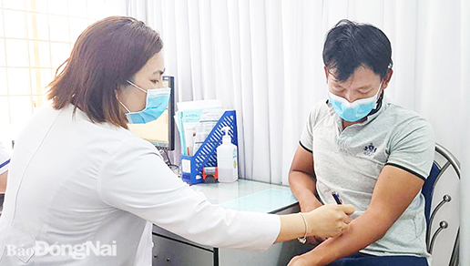 Bác sĩ khám cho một bệnh nhân tại Bệnh viện Da liễu Đồng Nai. Ảnh: H. Lê