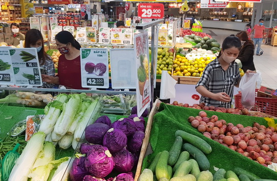 Nhiều siêu thị, trung tâm thương mại trên địa bàn tỉnh đảm bảo nguồn hàng dự trữ các mặt hàng thiết yếu để ứng phó với dịch Covid-19. Trong ảnh: Người dân chọn mua các mặt hàng nông sản tại BigC Tân Hiệp. (Ảnh: Hải Quân)
