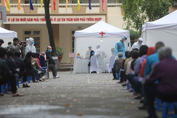 Peope wait to have quick testing at the COVID-19 quick testing station located at the Dong Da Secondary School in Hanoi on March 31 (Photo: VNA)