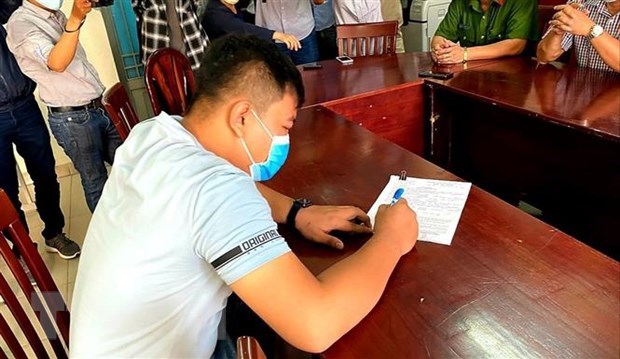 A man is fined 10 million VND (418 USD) for spreading fake news in Thua Thien Hue province (Photo: VNA)