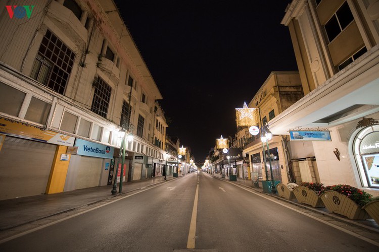 Trang Tien street sits empty at 8:35pm on April 5.