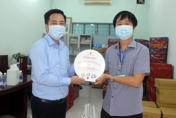 Đại diện Tổng Công ty công nghiệp thực phẩm Đồng Nai tặng máy rửa tay sát khuẩn tự động cho đại diện Sở Y tế.