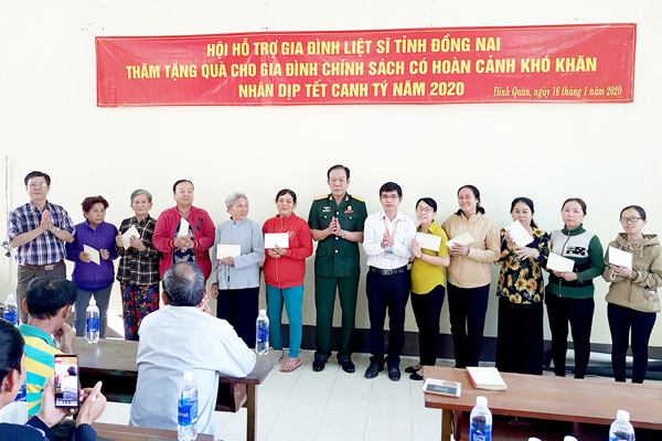 Hội Hỗ trợ gia đình liệt sĩ tỉnh thăm và tặng quà cho gia đình chính sách có hoàn cảnh khó khăn nhân dịp Tết Canh Tý 2020
