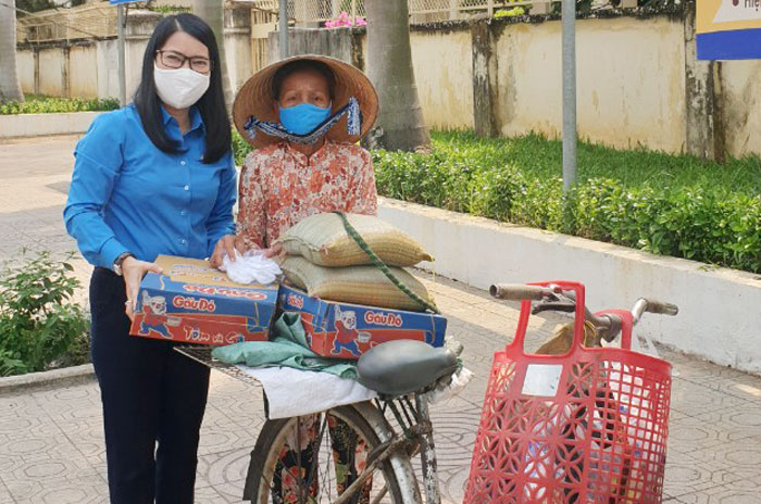 Lãnh đạo Liên đoàn Lao động tỉnh trao quà cho người lao động khó khăn