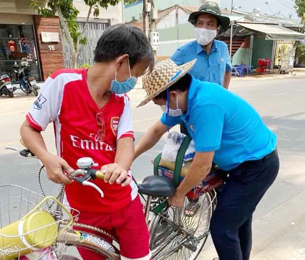 Cán bộ lãnh đạo, đoàn viên Chi đoàn Liên đoàn Lao động tỉnh trao quà cho người lao động khó khăn