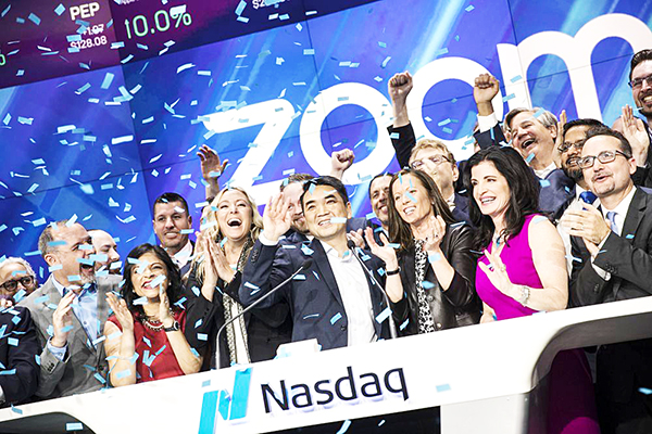 Eric Yuan, người sáng lập và CEO của Zoom (giữa) trong đợt chào bán cổ phiếu ban đầu của công ty năm 2019 tại New York. Ảnh: Bloomberg