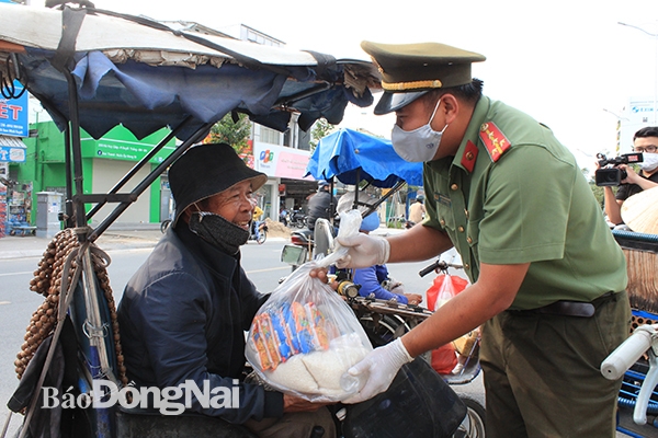 Đại úy Huỳnh Minh Đức, Phó bí thư Đoàn thanh niên Công an tỉnh tặng quà cho người khuyết tật trên địa bàn TP.Biên Hòa 