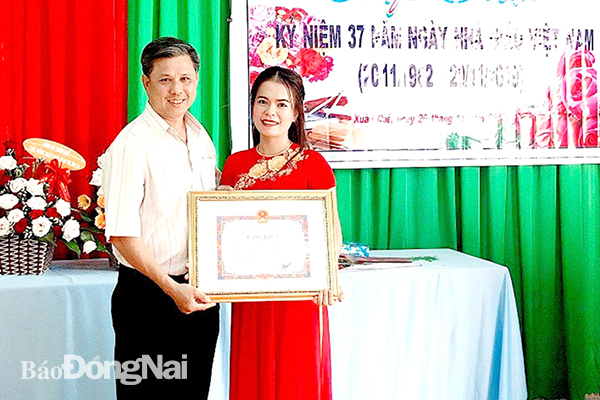 Đảng viên Lý Thị Thanh Tuyền nhận khen thưởng tại buổi lễ kỷ niệm 37 năm Ngày Nhà giáo Việt Nam