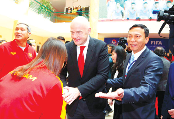 Chủ tịch FIFA Gianni Infantino (giữa) trong chuyến thăm VFF năm 2018