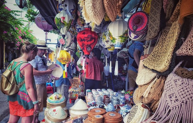 Visitors to a shop in Hoi An Ancient Town, the central province of Quang Nam, before the destination is closed due to the COVID-19 pandemic (Photo: VNA)