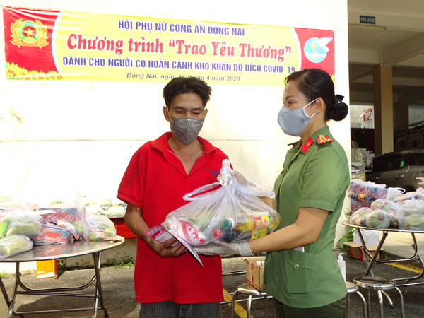 Presenting 200 gifts to poor residents affected by COVID-19 pandemic