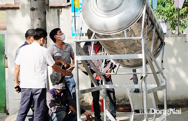 A free 'rice ATM' installed at Tan Phong ward People's Committee 