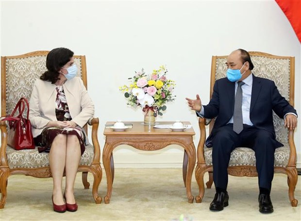 Prime Minister Nguyen Xuan Phuc (R) receives Cuban Ambassador to Vietnam Lianys Torres Rivera