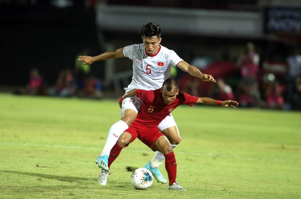 Văn Hậu trong trận lượt đi thắng 3-1 tại Indonesia - Ảnh: N.K.