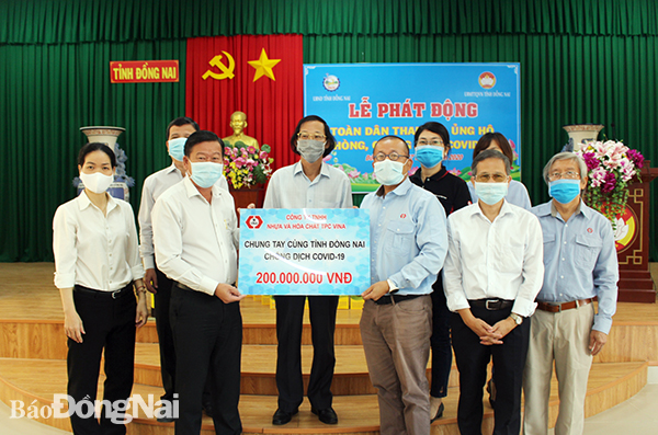Over VND15.6 bln raised to the fight against COVID-19