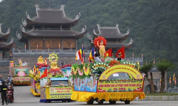 A flower parade in Day of Vesak 2019 (Photo: VNA)