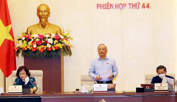 NA vice chairman Uong Chu Luu chairs the meeting on Tuesday morning. 