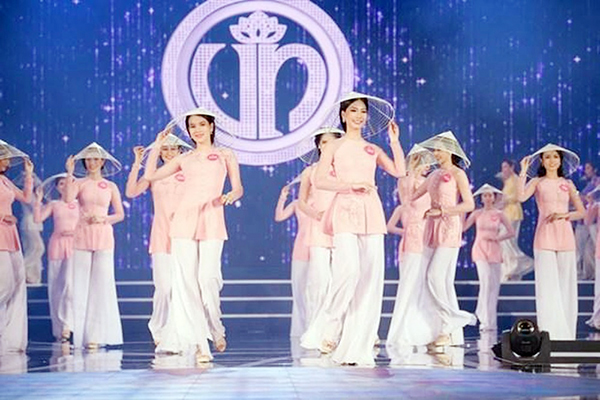 Áo bà ba - trang phục đặc trưng của phụ nữ Nam bộ. Trong ảnh: Các thí sinh của Hoa hậu Việt Nam 2018 tỏa sắc trong các bộ áo bà ba Ảnh: Baomoi.com