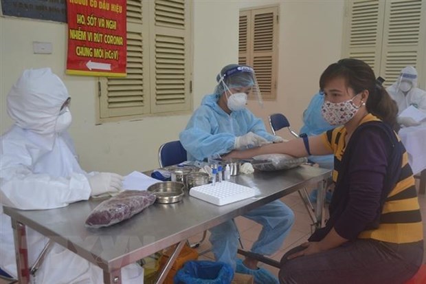 Quick coronavirus testing (Photo: VNA)