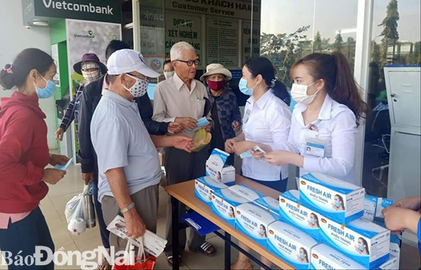 Điều chỉnh giá mua khẩu trang y tế từ 3.300 đồng xuống còn 1.900 đồng/cái