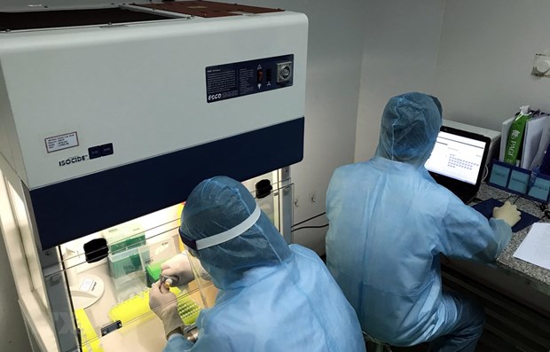 Doctors conduct SARS-CoV-2 tests using the real-time RT-PCR technology (Source: VNA)