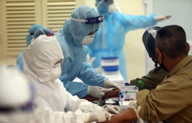 Health workers collect samples for COVID-19 testing (Photo: VNA)