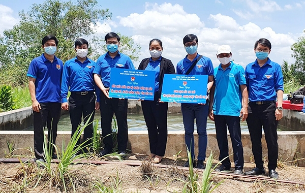 Đại diện Đoàn khối doanh nghiệp và Đoàn khối các cơ quan tỉnh trao 10 thùng chứa nước ngọt cho đại diện UBND xã Long Mỹ, H.Giồng Trôm, tỉnh Bến Tre. 