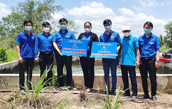 Hỗ trợ người dân vùng bị xâm nhập mặn
