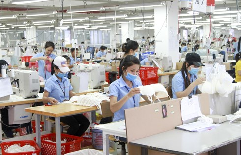 Enterprises in the southern provinces of Vietnam are facing a shortage of workers because many have not returned from their hometown after the easing of social distancing measures. (Photo: VNA)