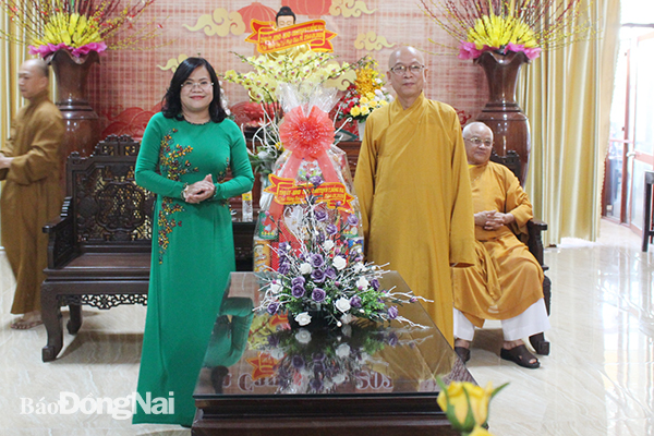 Phó chủ tịch UBND tỉnh Nguyễn Hòa Hiệp tặng quà các vị chức sắc Ban trị sự GHPG tỉnh