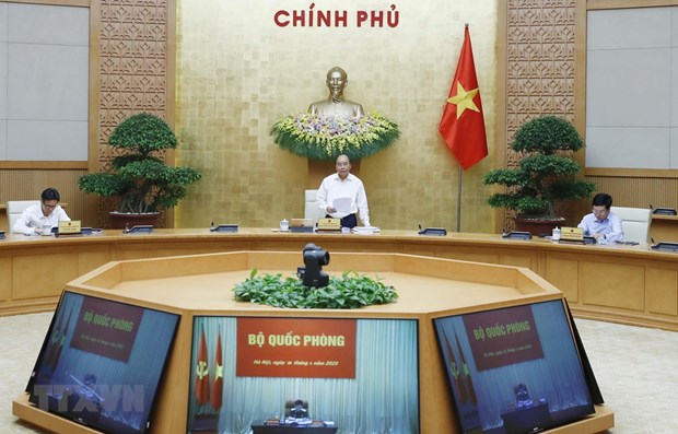 Prime Minister Nguyen Xuan Phuc (standing) speaks at the meeting.