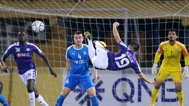 Nguyen Quang Hai competes in the match between Ha Noi FC and Altyn Asyr last year. (Photo the-afc.com)