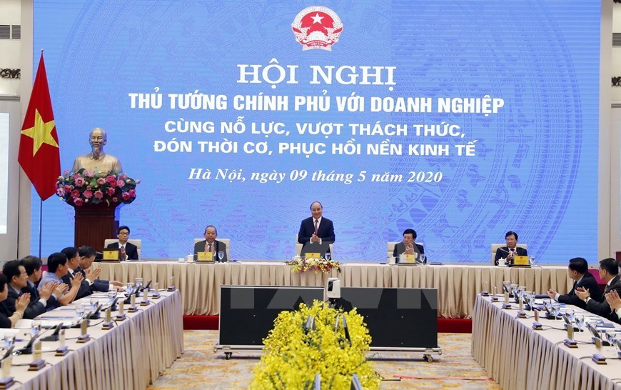 Prime Minister Nguyen Xuan Phuc holds dialogue with enterprises
