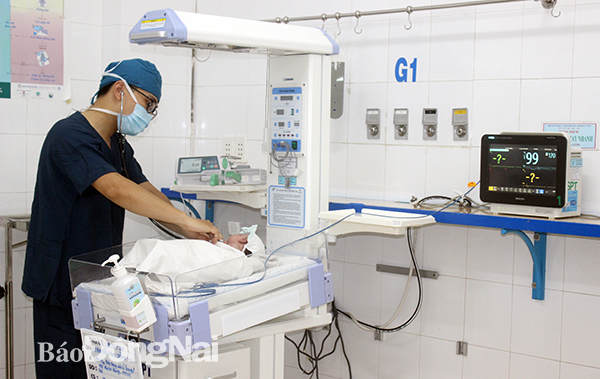 Cứu bé sinh non bị hở thành bụng bẩm sinh hiếm gặp, ruột sa ra ngoài