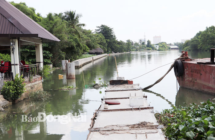 Dự án Bờ kè đường ven sông Cái (TP.Biên Hòa) thi công lâu dẫn đến giải ngân vốn đầu tư chậm Ảnh: HƯƠNG GIANG