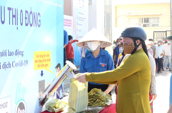 Công nhân lao động nhận gạo hỗ trợ từ chương trình ATM gạo và Siêu thị 0 đồng tại H.Vĩnh Cửu  Ảnh: N.Hòa
