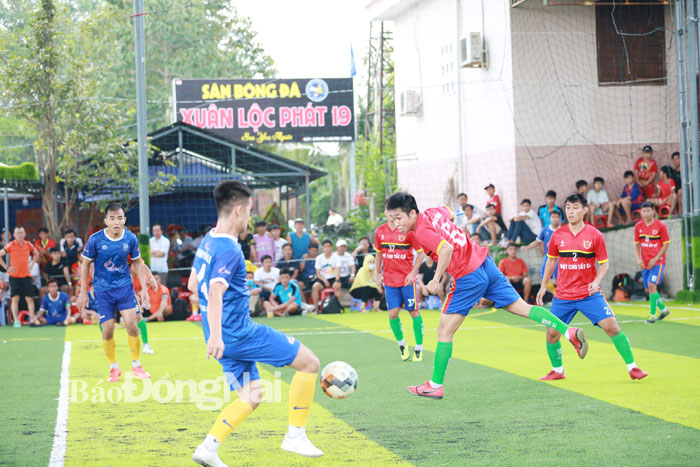Trận chung kết giữa hai đội Quốc An Quốc Michel (áo đỏ) và Minh Hằng FC